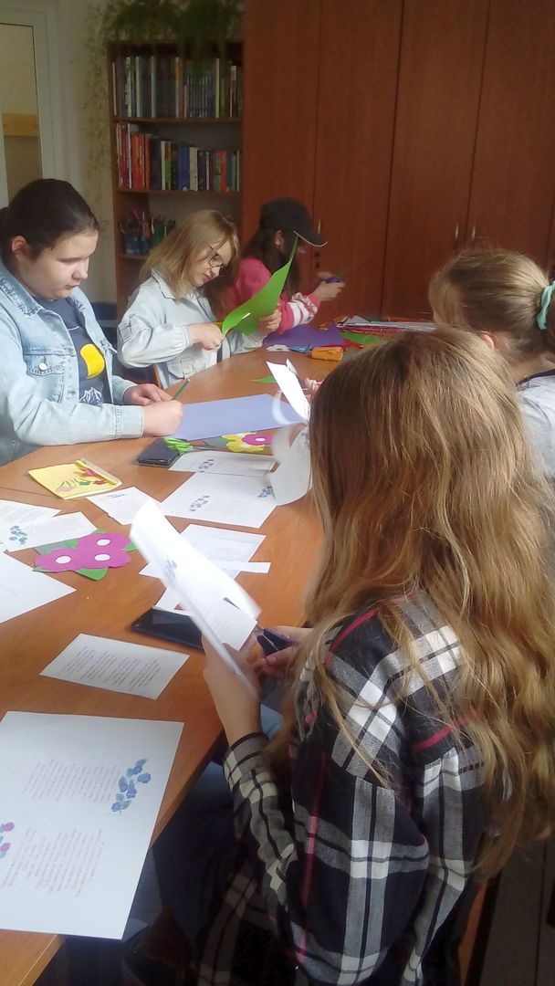 Dzieci z Placówki Wsparcia Dziennego w Ostrowcu podczas wykonania laurek i kwiatów.