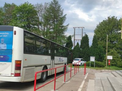 Autokar przewoźnika, na którym widnieje reklama Narodowego Spisu Powszechnego Ludności i Mieszkań 2021, zaparkowanego przy Zespole Szkolno-Przedszkolnym w Malechowie oraz Świetlicy Kultury w Malechowie.