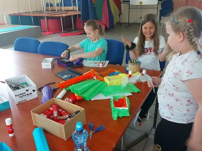 Dzieci z Placówki Wsparcia Dziennego w Pękaninie w trakcie przygotowywania upominków i słodkiego poczęstunku dla swoich mam.