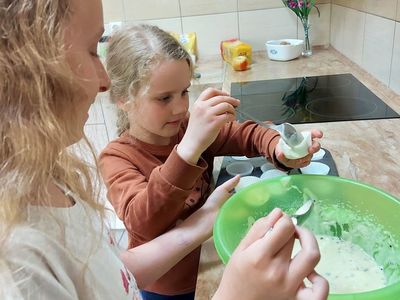 Dzieci z Placówki Wsparcia Dziennego w Pękaninie w trakcie przygotowywania upominków i słodkiego poczęstunku dla swoich mam.