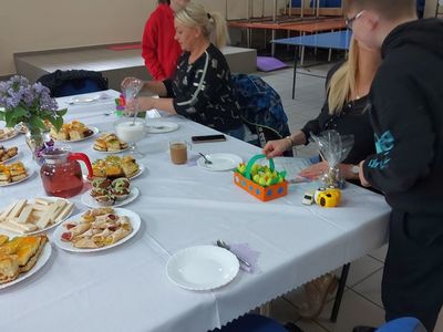 Dzieci z Placówki Wsparcia Dziennego w Pękaninie w trakcie składania życzeń swoim mamom.
