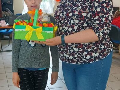 Dzieci z Placówki Wsparcia Dziennego w Pękaninie w trakcie składania życzeń swoim mamom.