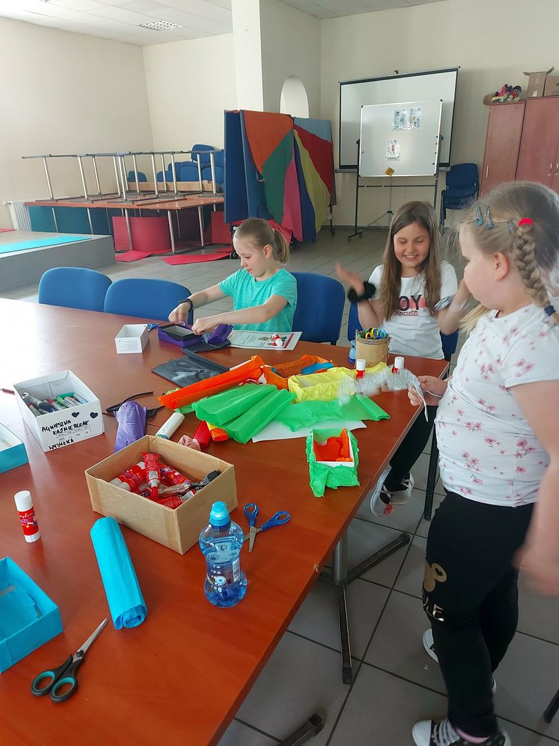 Dzieci z Placówki Wsparcia Dziennego w Pękaninie w trakcie przygotowywania upominków i słodkiego poczęstunku dla swoich mam.