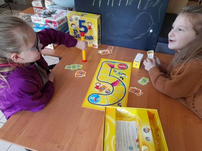 Dwie dziewczynki z PWD Sulechowo grające w 5 Sekund.