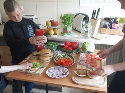 Dziewczynki z Placówki Wsparcia Dziennego w Kosierzewie przygotowują hamburgery.