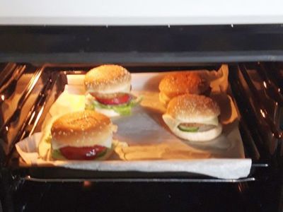 Chłopcy z Placówki Wsparcia Dziennego w Kosierzewie podczas konsumpcji hamburgerów.

