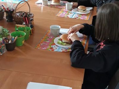 Przygotowane przez dzieci z Placówki Wsparcia Dziennego w Kosierzewie hamburgery.
