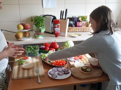 Chłopcy z Placówki Wsparcia Dziennego w Kosierzewie przygotowują hamburgery.