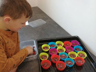 Chłopiec z Placówki Wsparcia Dziennego w Kusicach podczas przygotowywania babeczek czekoladowych.