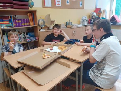 Uczniowie klasy szóstej ze Szkoły Podstawowej im. Noblistów Polskich w Niemicy w trakcie uczty z pizzą w roli głównej.
