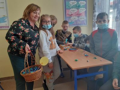 Uczniowie klasy piątej z dyrektor SP Niemica podczas kreatywnych zabaw.
