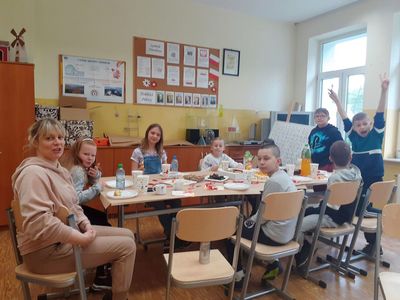 Uczniowie klasy czwartej Szkoły Podstawowej im. Noblistów Polskich w Niemicy podczas słodkiego poczęstunku.