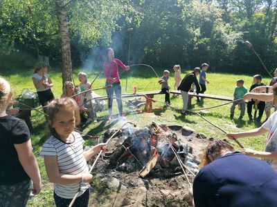Dzieci ze Szkoły Podstawowej w Lejkowie podczas ogniska i pieczenia kiełbasek.