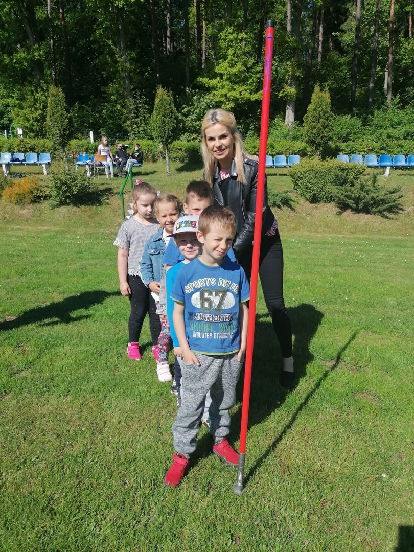 Dzieci ze Szkoły Podstawowej w Lejkowie z nauczycielem podczas konkurencji sportowych.