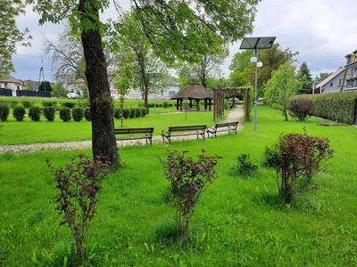 Widok na Serce Wsi w Malechowie, pełne soczystej zieleni. 