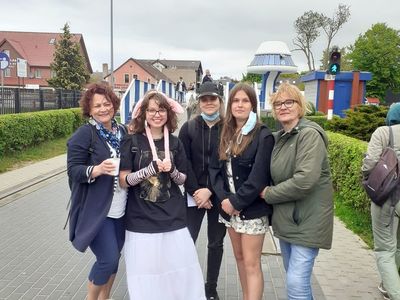 Klasa VIII ze Szkoły Podstawowej im. Kazimierza Górskiego przed rozsuwanym mostem w Darłówku.