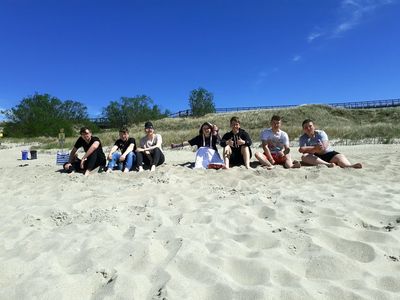 Plażowanie w Darłówku uczniów ze ze Szkoły Podstawowej im. Kazimierza Górskiego.