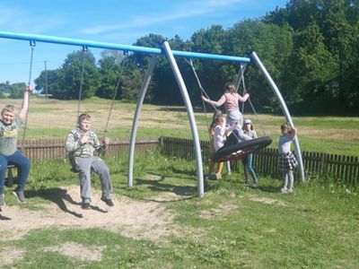 Grupa wychowanków z Placówki Wsparcia Dziennego w Kosierzewie na placu zabaw.