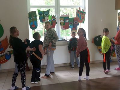 Grupa wychowanków z Placówki Wsparcia Dziennego w Kosierzewie podczas zabaw sportowych na sali.