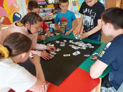 Dzieci z Placówki Wsparcia Dziennego w Laskach wykonujące plakat.
