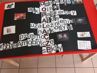 Plakat o skutkach ubocznych zażywania dopalaczy.