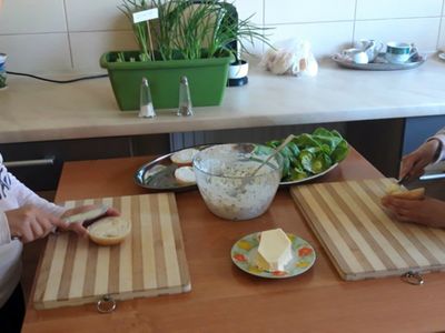 Dziewczynki z Placówki Wsparcia Dziennego w Kosierzewie przygotowują kanapki z twarogu.
