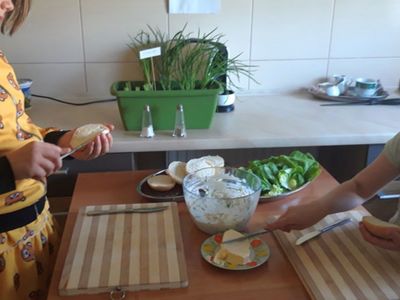 Dziewczynki z Placówki Wsparcia Dziennego w Kosierzewie  przygotowują kanapki z twarogiem.

