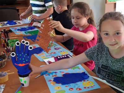 Dzieci z Placówki Wsparcia Dziennego w Kosierzewie podczas wykonywania  prac manualnych.