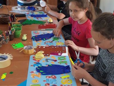 Dzieci z Placówki Wsparcia Dziennego w Kosierzewie prezentują swoje prace.


