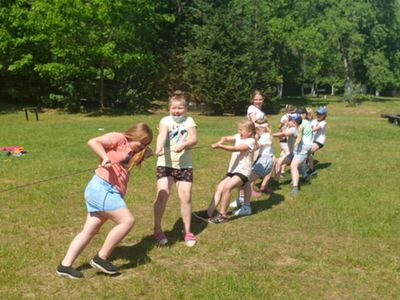  Uczniowie klasy pierwszej i czwartej ze Szkoły Podstawowej im. Noblistów Polskich w Niemicy podczas konkurencji sportowych.
