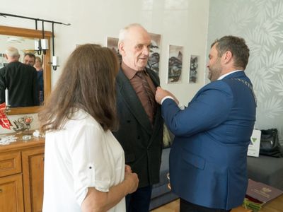 Wójt Radosław Nowakowski wręcza medal Jubilatom - Bożenie i Edmundowi Szeffler. 