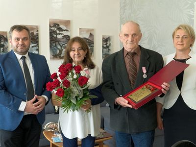 Wójt Radosław Nowakowski z Jubilatami - Bożeną i Edmundem Szefflerami oraz z zastępcą kierownika USC - Agnieszką Kaszyńską.