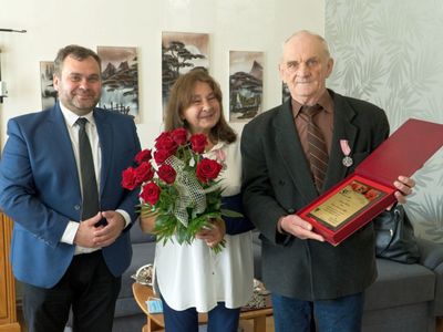 Wójt Radosław Nowakowski z Jubilatami - Bożeną i Edmundem Szefflerami.