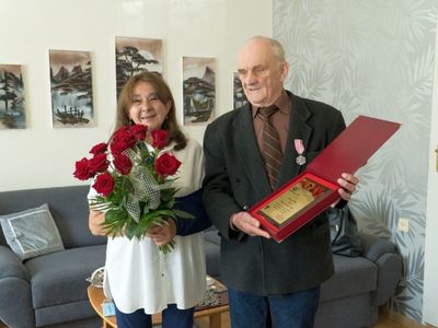 Jubilaci Bożena i Edmund Szeffler z Białęcina, którzy 25 grudnia 2020 r. obchodzili 50-tą rocznicę zawarcia związku małżeńskiego. Kobieta z wiązanką róż, mężczyzna z pamiątkowym grawertonem. 