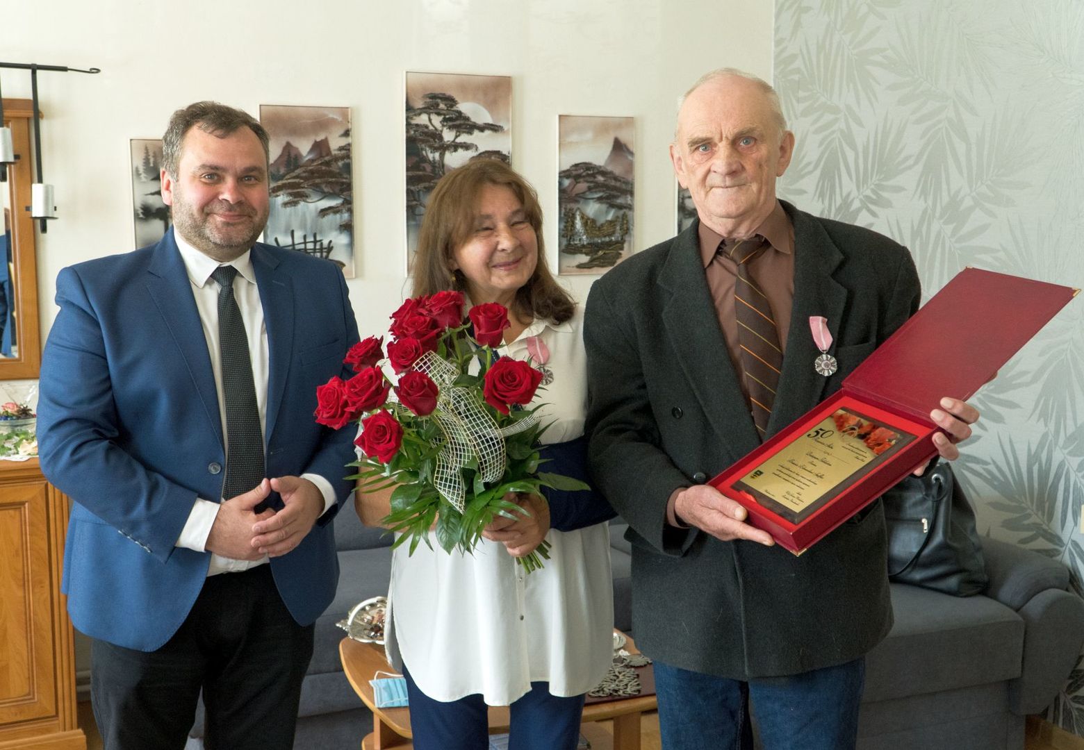 Wójt Radosław Nowakowski z Jubilatami - Bożeną i Edmundem Szefflerami.