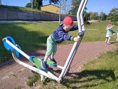 Chłopiec z przedszkola przy Zespole Szkół w Ostrowcu wykonuje ćwiczenia na orbitreku.