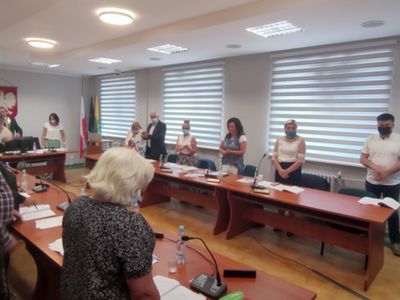 Radni Gminy Malechowo biją brawo po udzieleniu Wójtowi Gminy Malechowo absolutorium. 