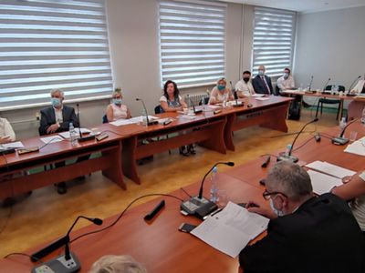 Sala konferencyjna Urzędu Gminy Malechowo z radnymi uczestniczącymi w sesji oraz kierownicy referatów malechowskiego urzędu w tle. 