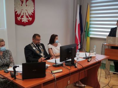 Wójt Gminy Malechowo przedstawia Raport o stanie gminy za 2020 r., na pierwszym planie pracownik Biura Rady - Marlena Kania, Przewodniczący Rady Gminy - Wiesław Rosiński i Wiceprzewodnicząca - Renata Jarotek. 