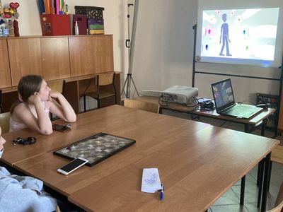Dziewczynki z Placówki Wsparcia Dziennego w Święcianowie w trakcie oglądania filmu Nie zamykaj oczu. Dopalacze.