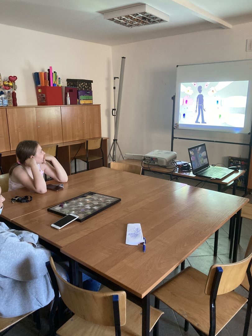 Dziewczynki z Placówki Wsparcia Dziennego w Święcianowie w trakcie oglądania filmu Nie zamykaj oczu. Dopalacze.