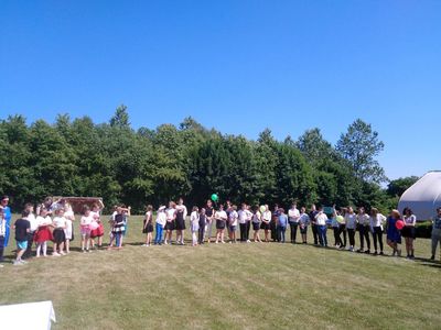 W oczekiwaniu na wypuszczenie balonów będących symbolem 10 lat nadania szkole imienia Kazimierza Górskiego.