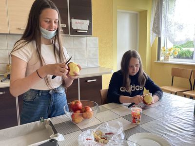 Dziewczynki z Placówki Wsparcia Dziennego w Święcianowie w trakcie obieranie jabłek do ciasta.