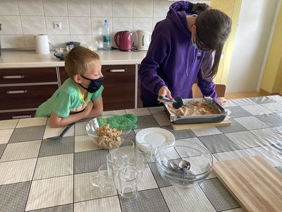 Chłopcy z Placówki Wsparcia Dziennego w Święcianowie w trakcie wylepiania kruchym ciastem blaszki do pieczenia.