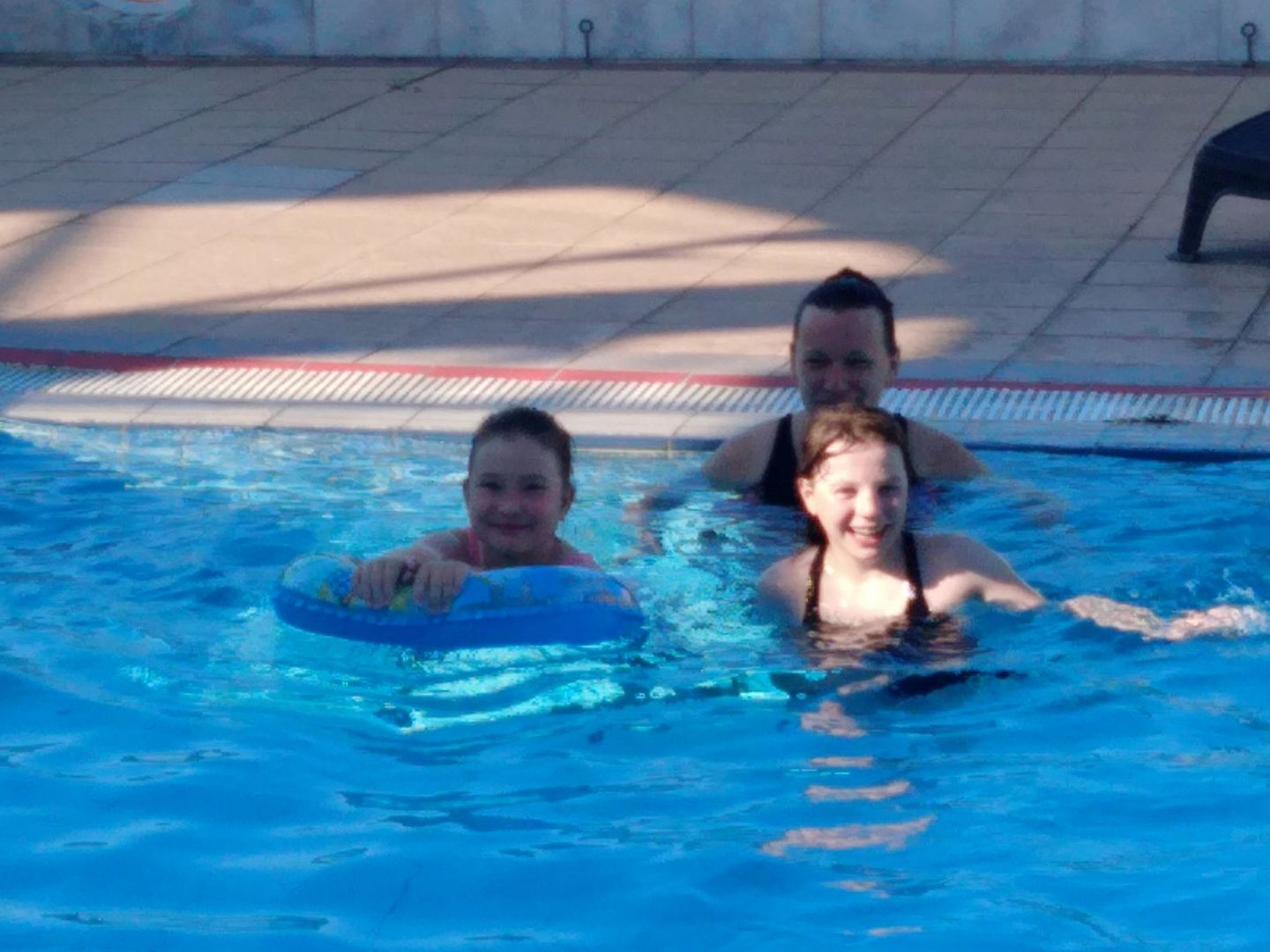 Kąpiel uczniów ze Szkoły Podstawowej w Lejkowie na otwartym basenie Parku Wodnego Jan.