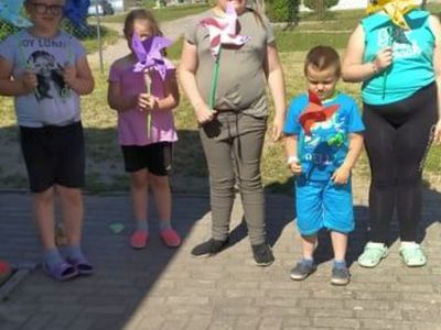 Dzieci z Placówki Wsparcia Dziennego z Lasek z kolorowymi wiatrakami.
