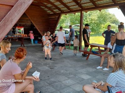 Uczestnicy Dnia Dziecka w Sulechówku pod wiatą.