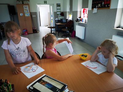 Wychowankowie Placówki Wsparcia Dziennego w Kusicach podczas zajęć z zakresu profilaktyki uzależnień.