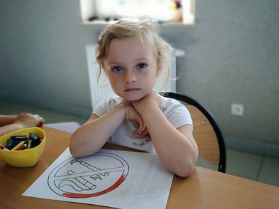 Wychowanka Placówki Wsparcia Dziennego w Kusicach podczas zajęć z zakresu profilaktyki uzależnień. 
