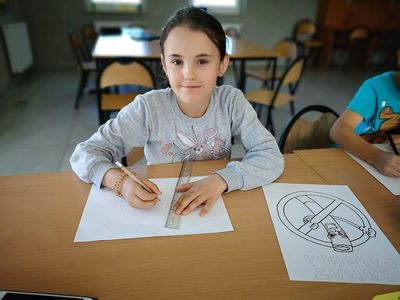 Wychowanka Placówki Wsparcia Dziennego w Kusicach podczas zajęć z zakresu profilaktyki uzależnień. 